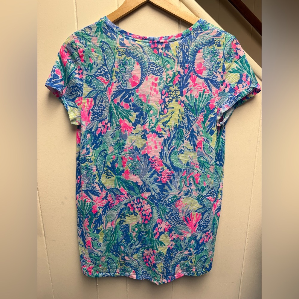 Lilly Pulitzer Vibrant 100% Cotton Etta V-Neck Short Sleeve Mermaid Cove Top - Picture 5 of 5